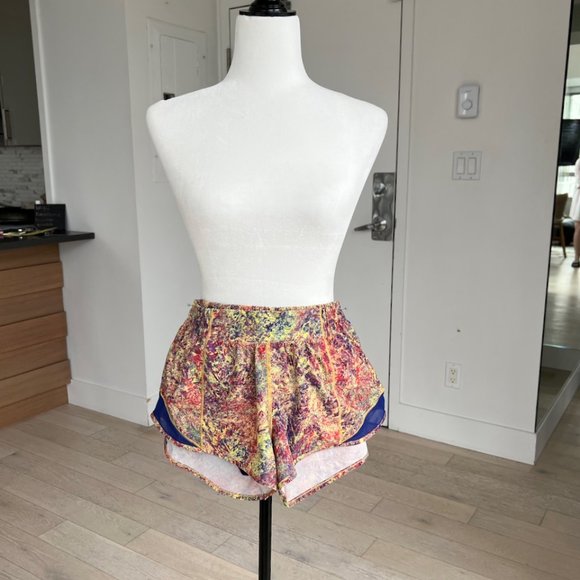 Lululemon | Limited Edition 2019 SeaWheeze Hotty Hot Shorts | Size 6 Regular - Picture 8 of 9